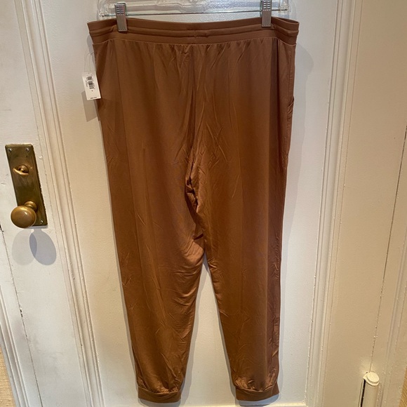 **SOLD** GAP Truesleep Joggers in Modal - Picture 14 of 15